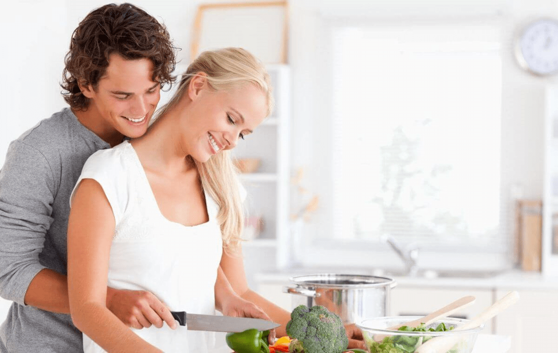 Una giovane coppia cucina