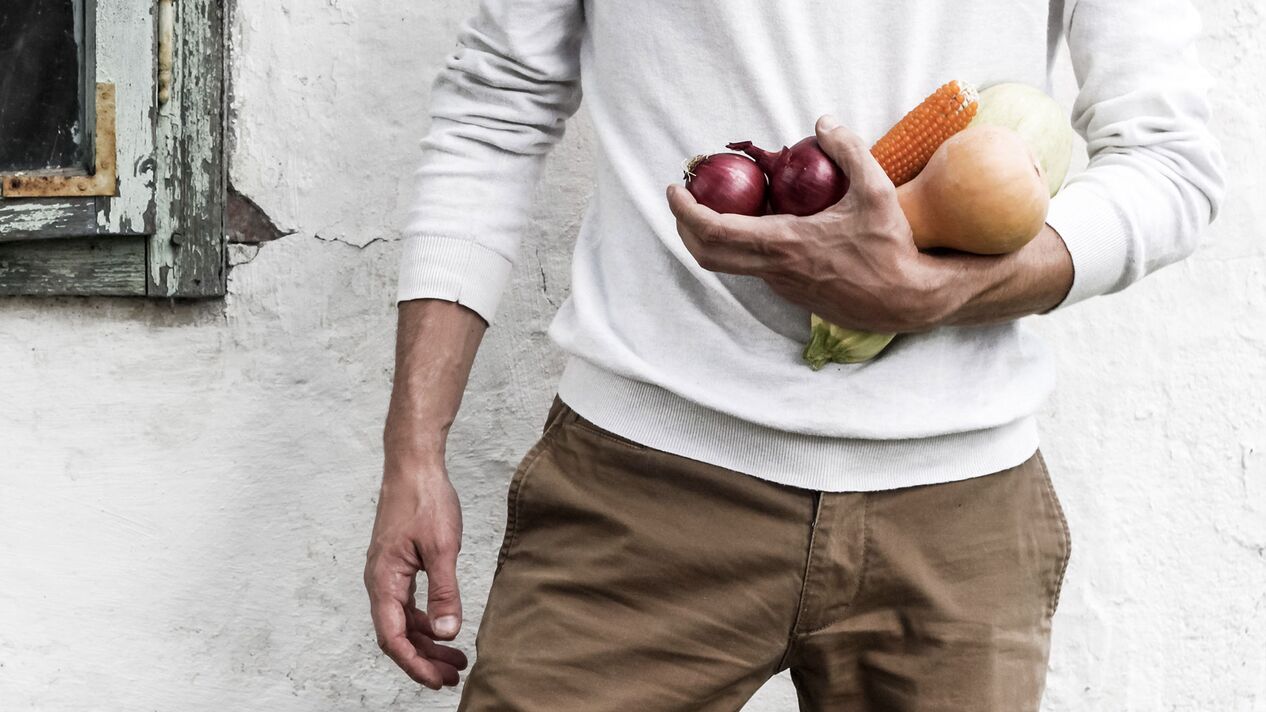 Uomo con una dieta sana per la potenza